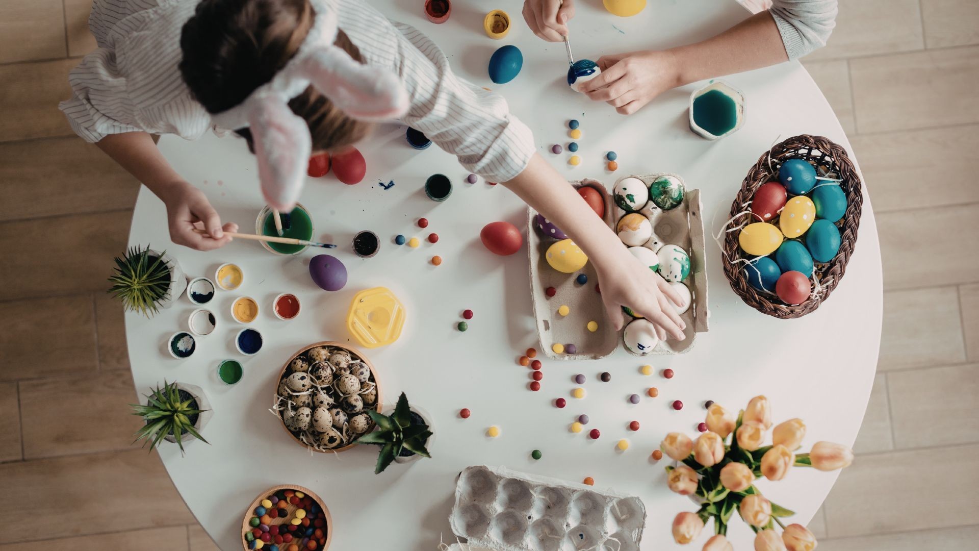 Jak przygotować mieszkanie do spotkania wielkanocnego? Poradnik dla tych, którzy właśnie przypomnieli sobie, że święta są już za chwilę